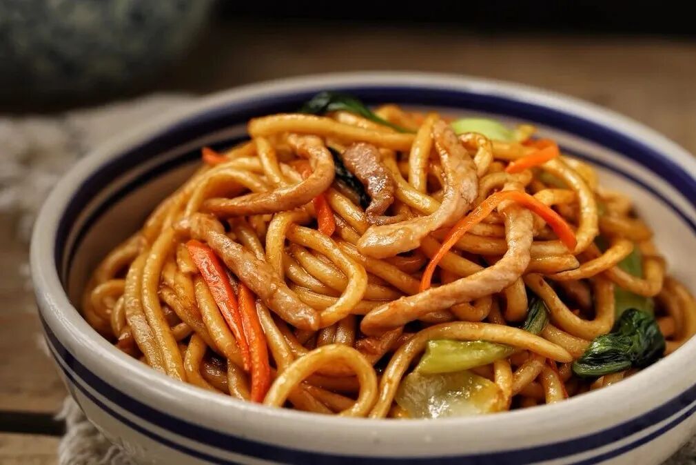 老公最爱吃我做的肉丝炒面,每次都要一斤面条,连吃三天也不腻!