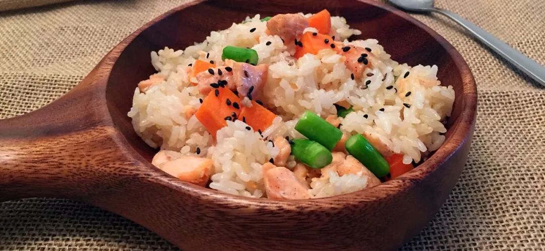 三文鱼炒饭的做法_【图解】三文鱼炒饭怎么做如何做好吃_三文鱼炒饭家常做法大全_更料理日记_豆果美食